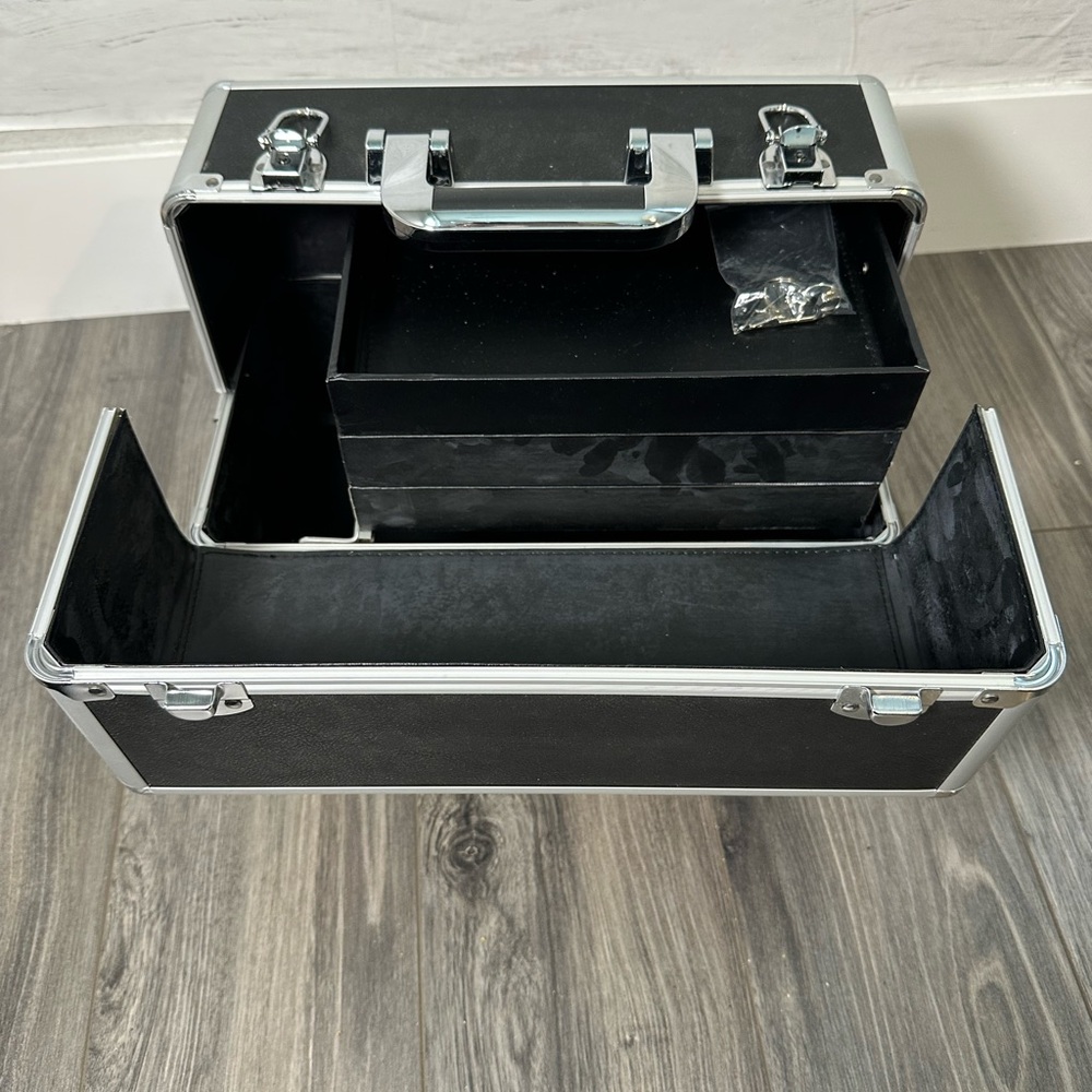 Arbonne professional locking makeup case - Picture 2 of 13